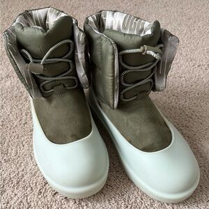 UGG low with rubber cover